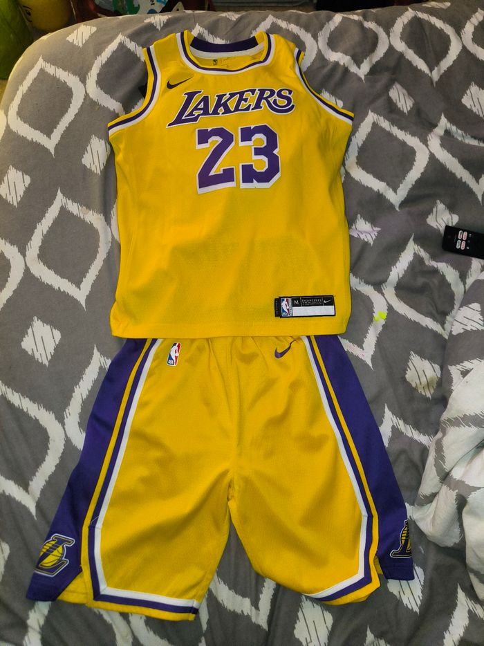 Ensemble James LAKERS