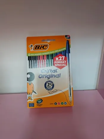 Boite de 27 stylos cristal bic rouge bleu noir vert neuf