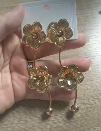 Boucles d’oreilles NEUVES avec étiquette pour femme forme de fleurs 🌼 couleur doré