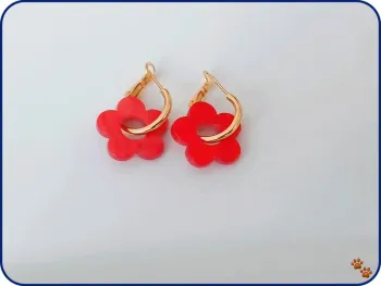 Boucles d’oreilles fleurs ton rouge en résine – anneaux dorés