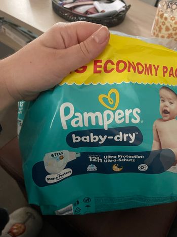 Lot de 61 couches Pampers babydry taille 2