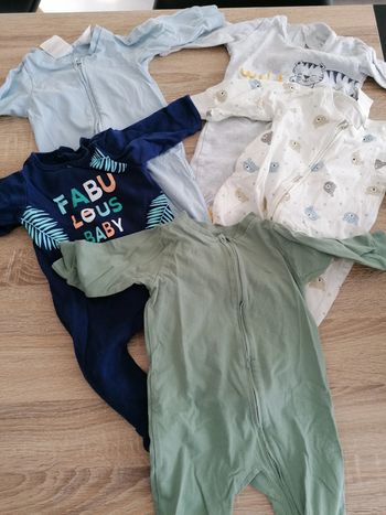 Lot x5 pyjamas léger avec chaussettes 6 mois