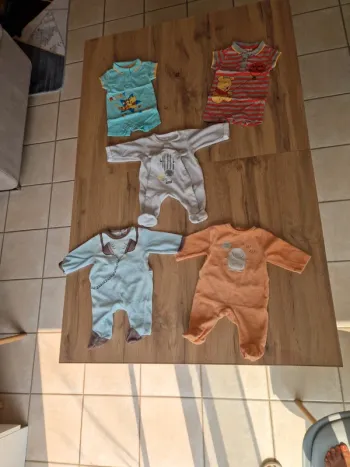 Lot - 2 bodies  + 3 pyjamas - 1 mois