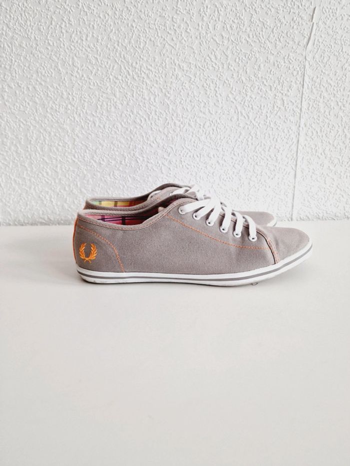 Fred Perry - Fany - Baskets en toile - Gris et orange - 38