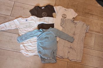 Lot bodys garçon 6 mois