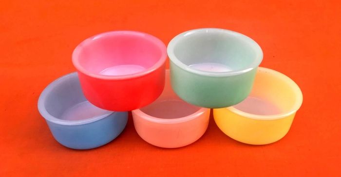 Années 1960  5 ramequins  Verre opalin coloré  Flanc Lyonnais  Arcopal France - photo numéro 2