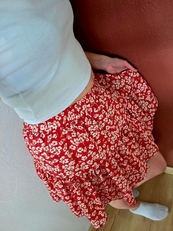Jupe rouge fleuris