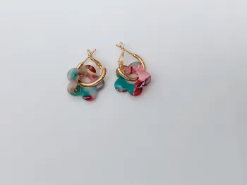 Boucles d’oreilles fleurs en résine – anneaux dorés