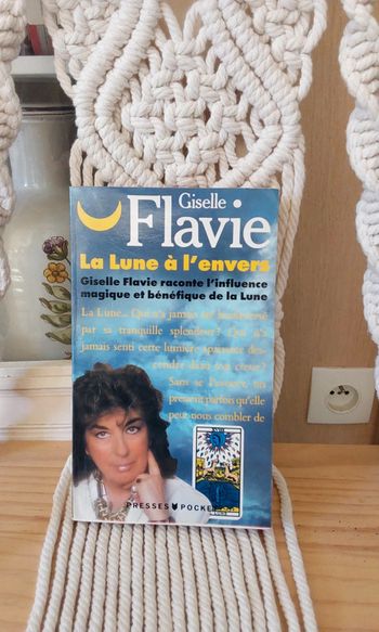 Livre La lune à  l envers Gisèle Flavie