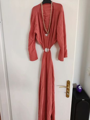 Robe longue
Ouverture sur les côtés