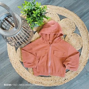 🧡 Veste gilet zippée à capuche texturée – Taille 4 ans / 104 cm
