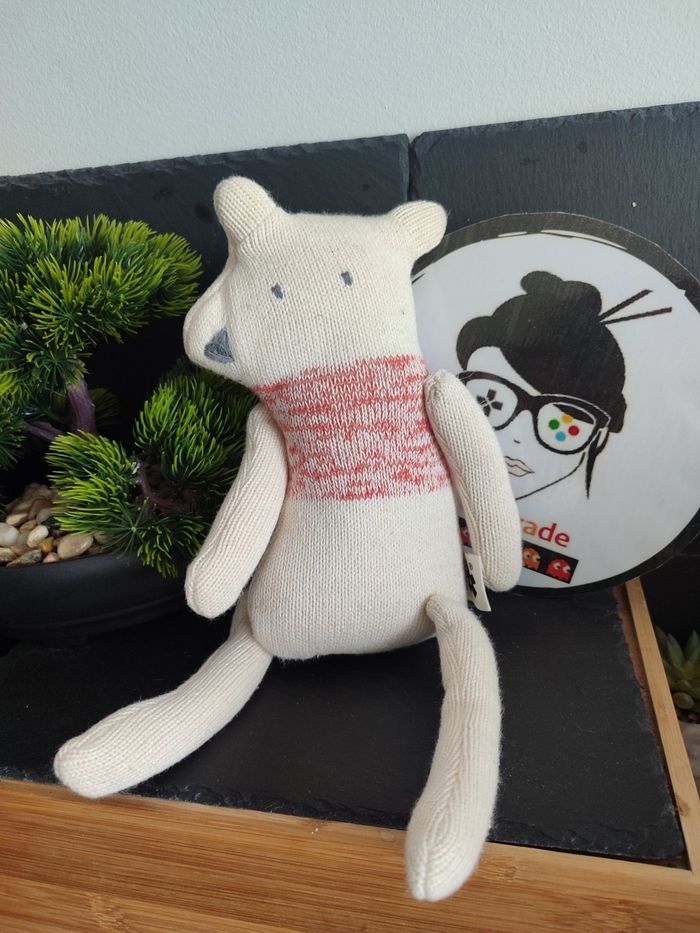 doudou peluche sebra interior laine ours beige blanc rouge pull pantin Gris