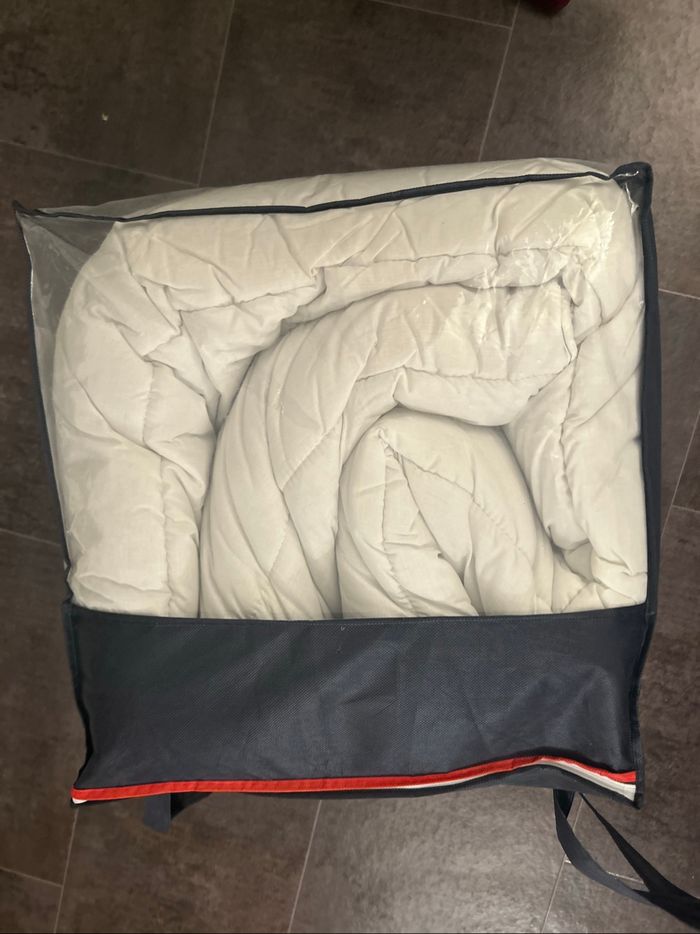Couette 220x240cm NEUVE Colas - photo numéro 2