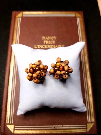 Magnifique paire de boucles d'oreilles à clip, en perles de bois