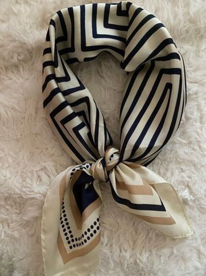 Magnifique foulard bleu marine et beiges - photo numéro 5