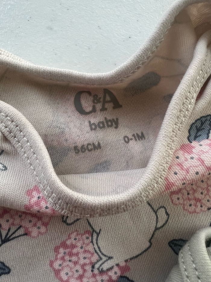 Lot de 5 bodies C&A Très bon état  Taille 1 mois   Prix que sur les lots         #bebefille6mois   #bebegarcon #naissance #naissancegarcon #nourrisson #maternité #sacfemme #grossesse #ensemblebebe #prixnegociable #prixlots #chauffebiberon #éveil #evei - photo numéro 4