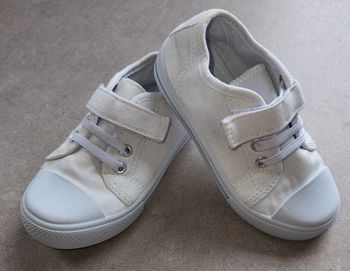 Tennis blanche à scratchs taille 25