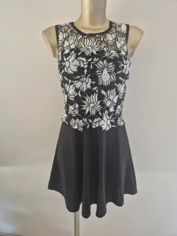 Robe légère noire et blanche - Taille S - Élégante & estivale"