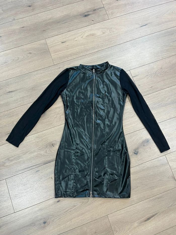 Magnifique robe en Skaï noire, taille M tissu très souple - photo numéro 5