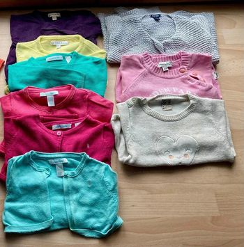 6 mois - lot 6 caches cœurs + 2 pulls + 1 gilet chaud