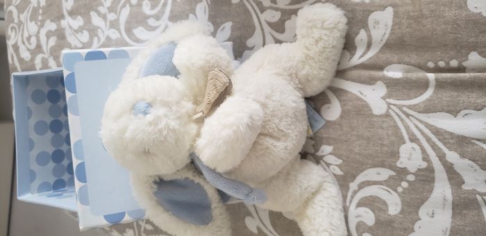 lapin bleu doudou et compagnie dans sa boîte d'origine