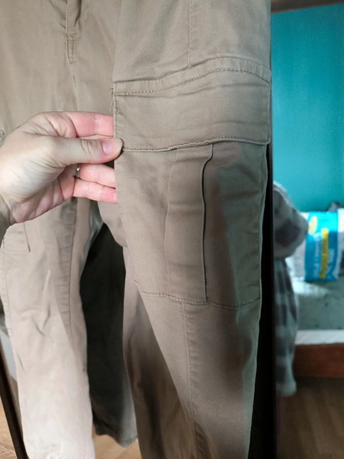 Pantalon cargo beige. Multi poches. Chevilles avec élastique - photo numéro 3