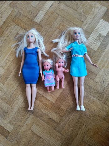 Barbies mamans et enfants