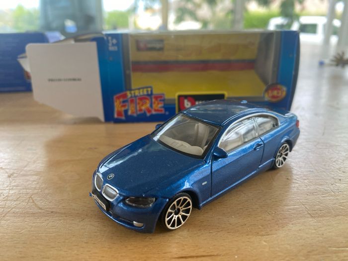 Miniature burago BMW 325 i coupé