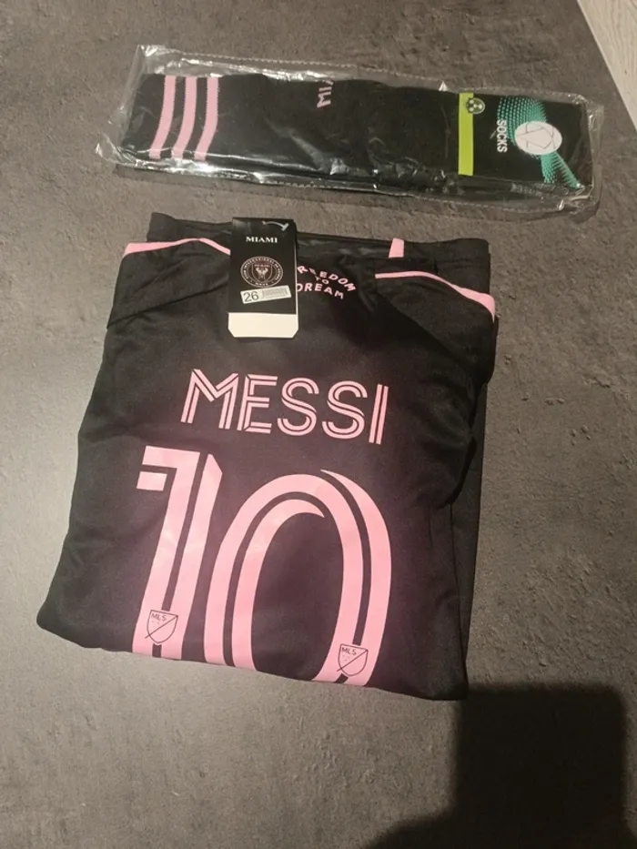 Tenue foot Léo Messi Inter Miami noir/rose. T.26 - photo numéro 4