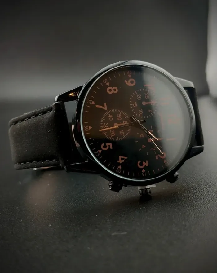 Montre noire et orange, légère style jazzy