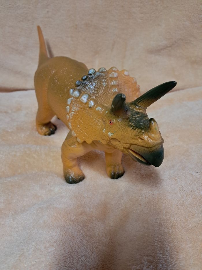 Dinosaure triceratops - photo numéro 2