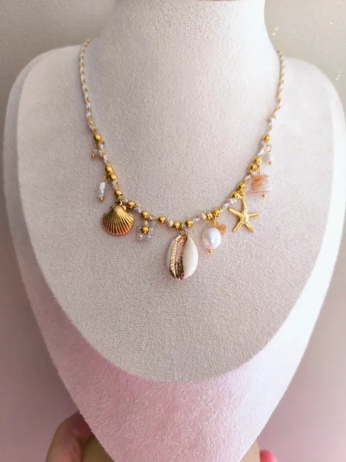 Collier doré et beige avec charms marins et fleur - photo numéro 7