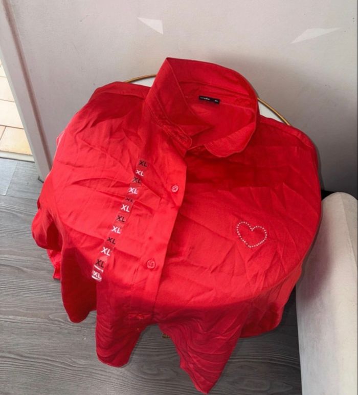 Chemise de pyjama rouge – État neuf (jamais portée) – Taille XL