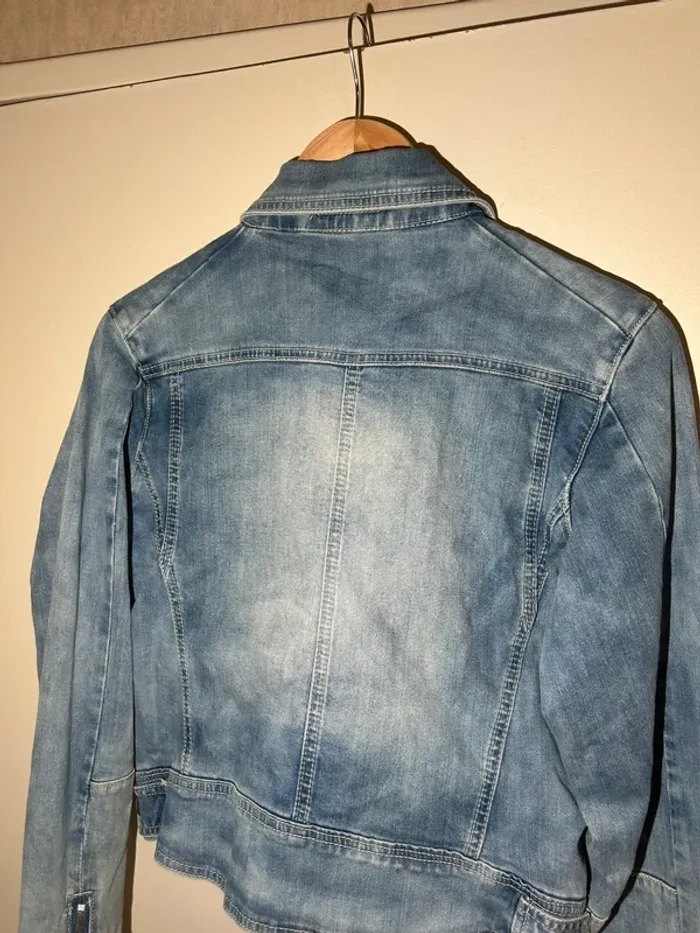 Veste en jean déclaration de mode texto - photo numéro 11