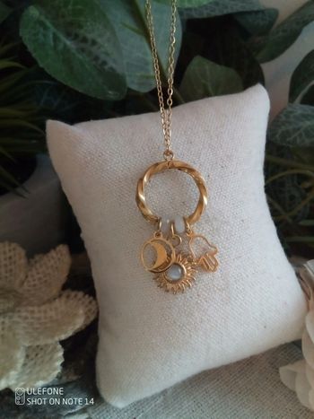 Collier astres anneau torsadé à breloques et pierres de cristal de roche et sélénite