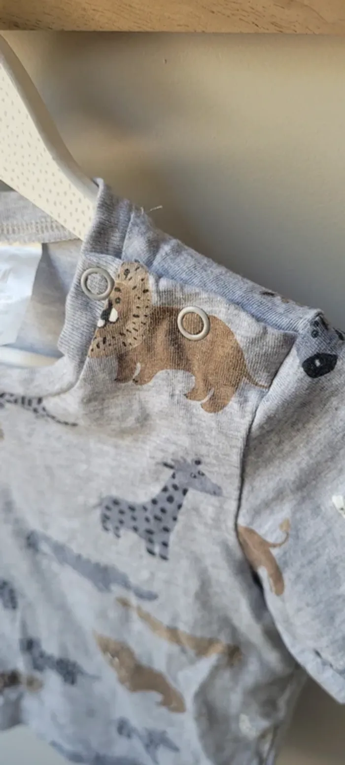 T-shirt manches courtes H&M 1an - photo numéro 4