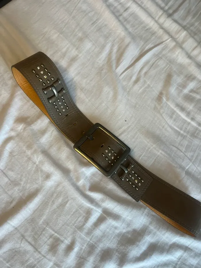 🔹 Ceinture large marron cloutée – Style rétro 🔹