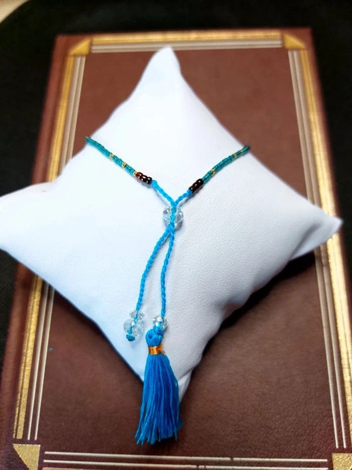 Magnifique bracelet ajustable perles et cordelette bleu avec pompon. - photo numéro 2