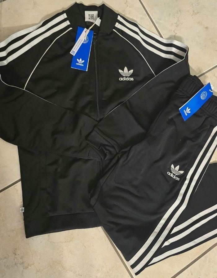 Neuf (non porté)🏷🥰🤩 survetement ADIDAS taille 10/11 ans unisex (ferme)🤩🥰