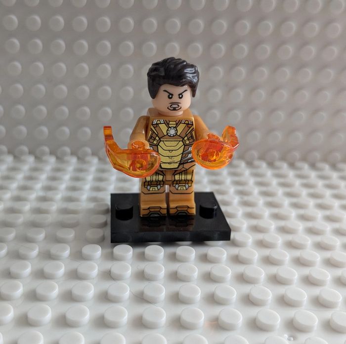 Figurine Marvel : Iron Man armure dorée , style lego
