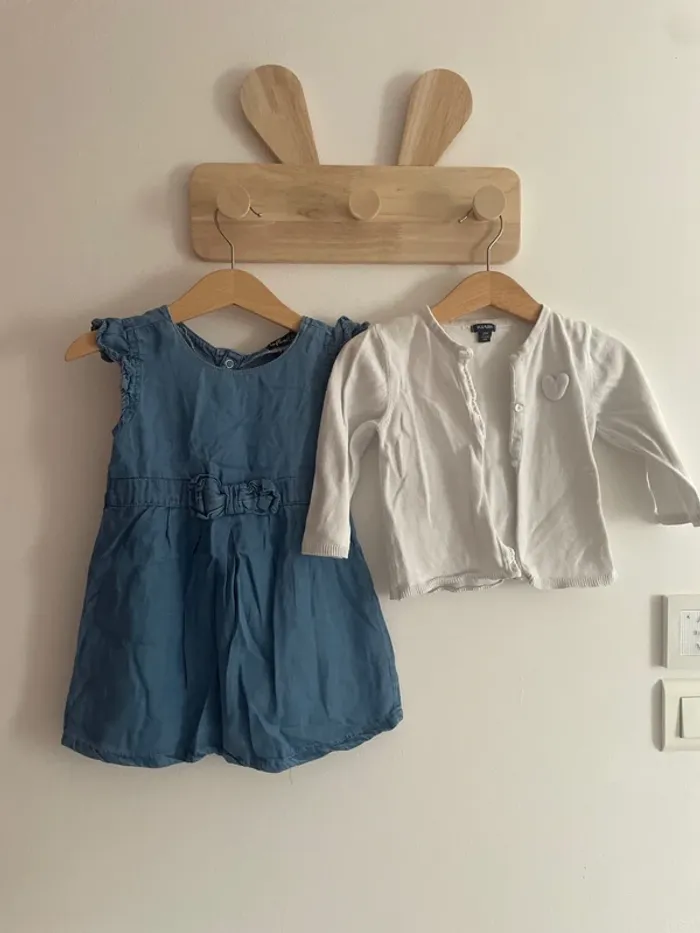 Robe en jean et gilet blanc Kiabi 12 mois