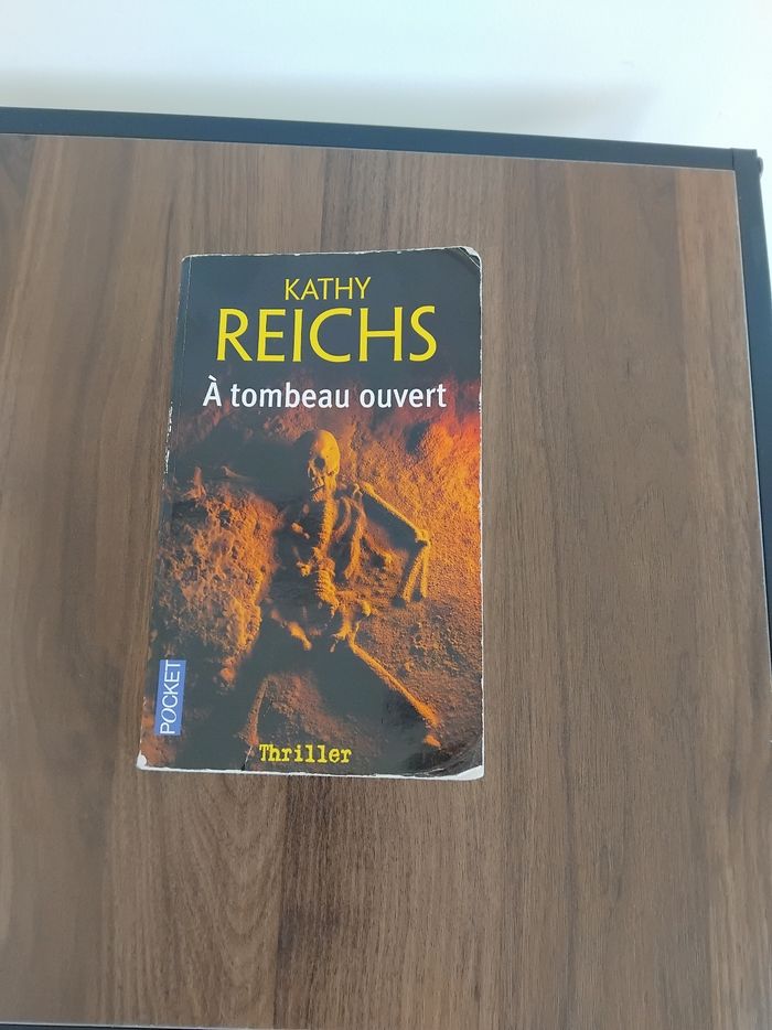Roman policier à tombeau ouvert Kathy reichs - photo numéro 1