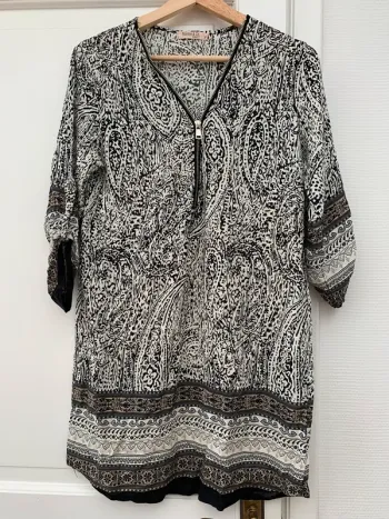 Robe noire et blanche