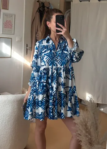 Jolie robe fluide blanche et bleu motifs