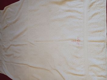 serviette blanche brodée Sothys rose VOSSEN FROTTIER Calypso 90 x 135