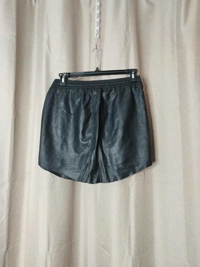 Jupe courte second female - photo numéro 3