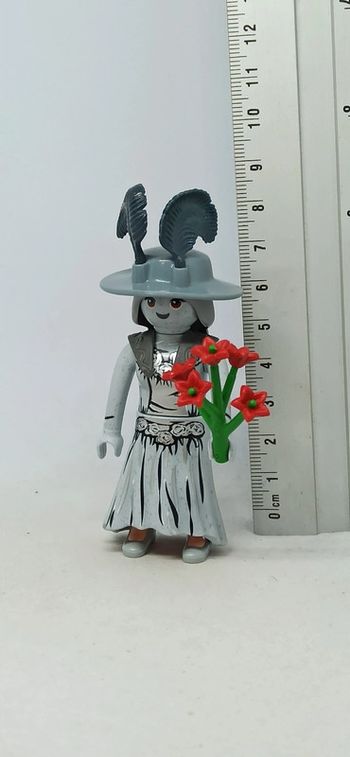 Femme statue de pierre avec fleurs playmobil