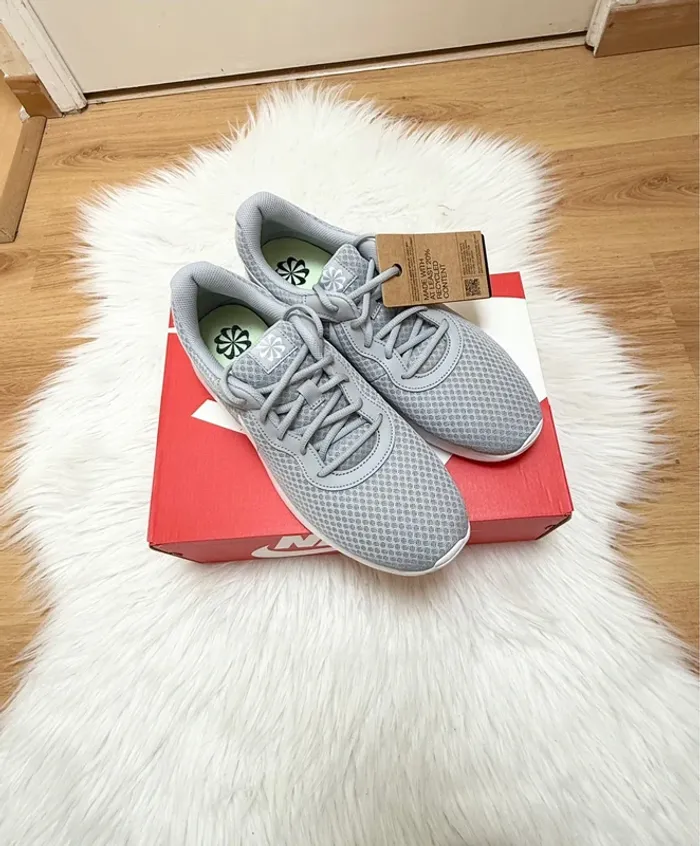 Nike Tanjun – Taille 44.5 – gris/blanc – Neuf avec étiquette - photo numéro 9