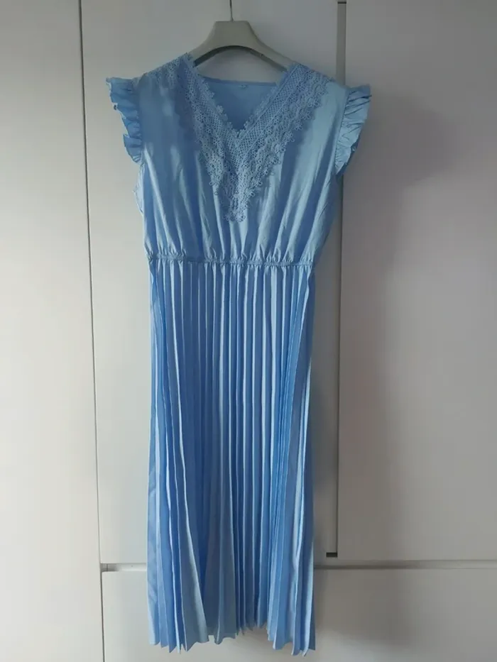 Jolie robe bas plissé taille élastique décolleté crochet