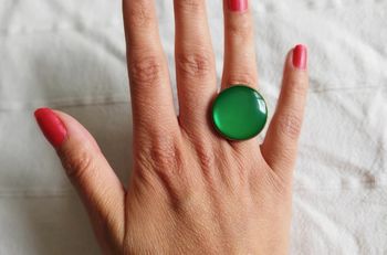 bague ajustable avec une pierre couleur émeraude